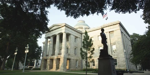 Statue in front of North Carolina State Capitol building in Raleigh Video stock 104116599