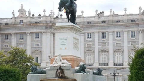 Statue in front of a palace in Madrid Stock-Footage 84767965