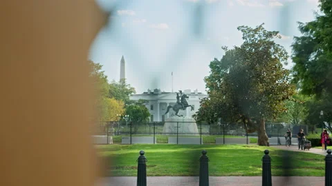 Statue in front of the White House, Dolly Right, Reveal Statue Stock-Footage 194740435