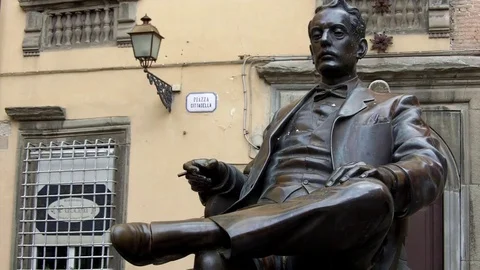 Statue of Giacomo Puccini Video stock 71814517