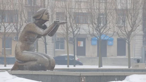 Statue 'giving water' Stock Footage 102918716