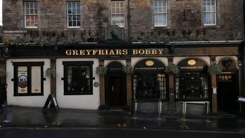 Statue of Greyfriar's Bobby on George IV bridge in Edinburgh, Scotland Video stock 98975235