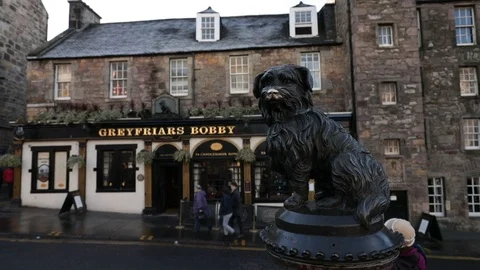 Statue of Greyfriar's Bobby on George IV bridge in Edinburgh, Scotland Video stock 98976049