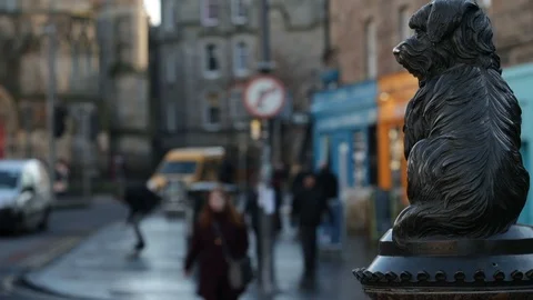 Statue of Greyfriar's Bobby on George IV bridge in Edinburgh, Scotland Video stock 98976690