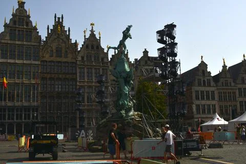 Statue hand throwing square Grote Markt Antwerpen city Foto stock