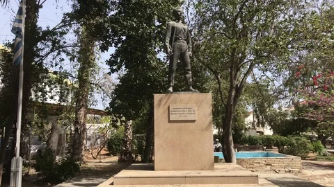 Statue of a Hero in Larnaca Video stock 89615370