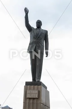 Statue of Heydar Aliyev in Fizuli Park, in Baku ~ Premium Photo #55999714