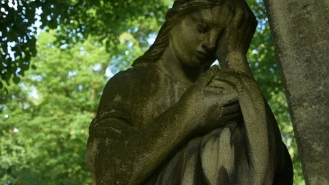 Statue holds face in cemetery 스톡 동영상 115033071