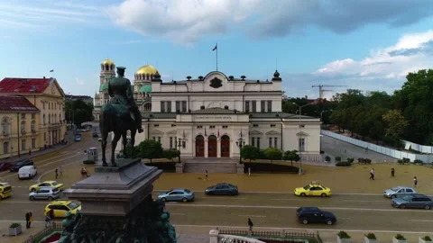 Statue of horse in the city square Stock Footage 137695596