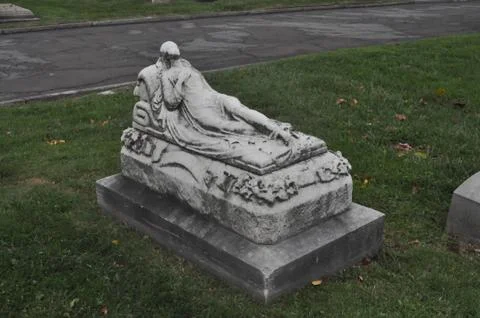 Statue of Jesus Above a Grave Fotos Stock