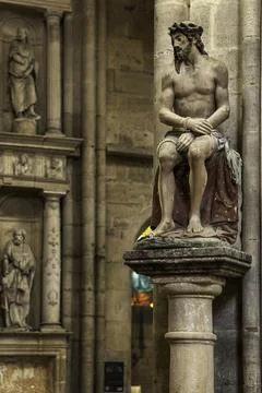 Statue of Jesus Christ on a column inside Notre-Dame Church in Semur-en-Auxoi 库存照片