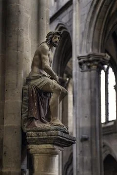 Statue of Jesus Christ on a column inside Notre-Dame Church in Semur-en-Auxoi Foto stock