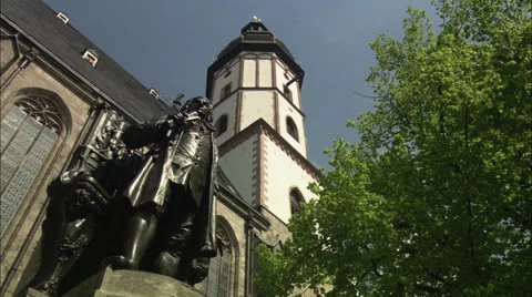 Statue of Johann Bach outside St. Thomas Church in Leipzig, Germany 스톡 동영상 59334734