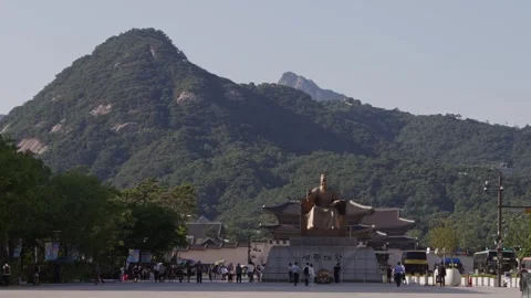 Statue of King Sejong with mountain and palace in sunny Seoul Stock Footage 314518534