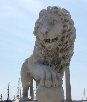 Statue of a Large Stone Lion Stock-Fotos