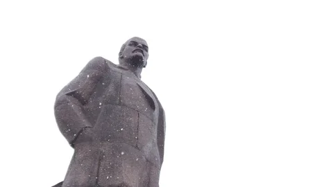 A statue of Lenin during a snowfall in slow motion Stock-Footage 130958218
