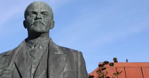 The statue of Lenin Soviet-era leader in a sunny outdoor sculpture park Stock Footage 321049085