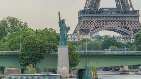 The Statue of Liberty and the Eiffel Tower Timelapse. Paris, France 스톡 사진