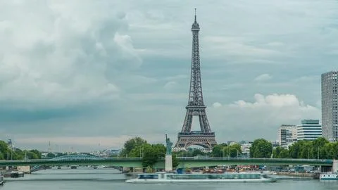 The Statue of Liberty and the Eiffel Tower Timelapse. Paris, France Stockfoto's