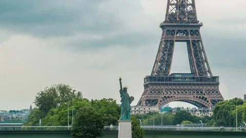 The Statue of Liberty and the Eiffel Tower Timelapse. Paris, France Stockfoto's