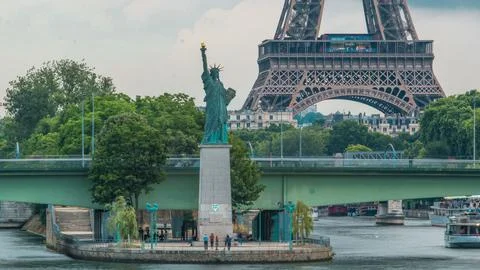 The Statue of Liberty and the Eiffel Tower Timelapse. Paris, France Stockfoto's