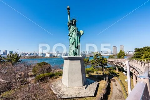 Statue of Liberty and Rainbow bridge in Odaiba, Tokyo, Japan Stock Photos