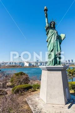 Statue of Liberty and Rainbow bridge in Odaiba, Tokyo, Japan Stock Photos