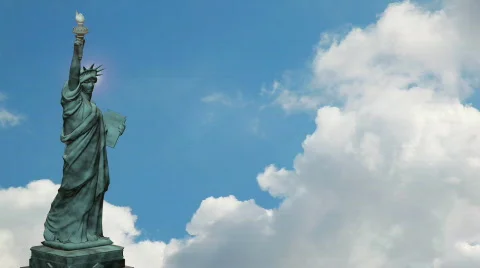 Statue of Liberty and time lapse blue sky Video stock 697111