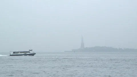 The statue of liberty with a barge 库存影片 128551176