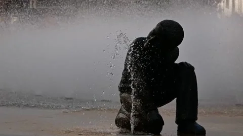 Statue made of bronze - a boy drinks water from a fountain. Video stock 143717427