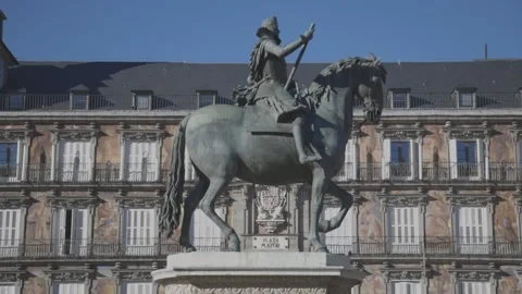 STATUE IN THE MAIN SQUARE IN MADRID Stock Footage 162854016