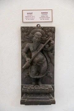 A statue of a man holding a stringed instrument. in Chennai Stockfoto's