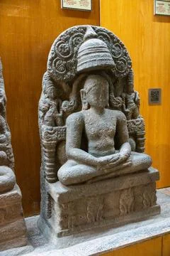 A statue of a man sitting on a stone base. in Chennai Fotos Stock
