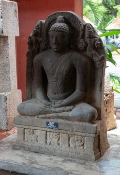 A statue of a man sitting on a stone base. in Chennai Stock-Fotos
