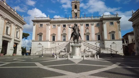 Statue of Marcus Aurelius on the Campidoglio, push in Stock Footage 153224996