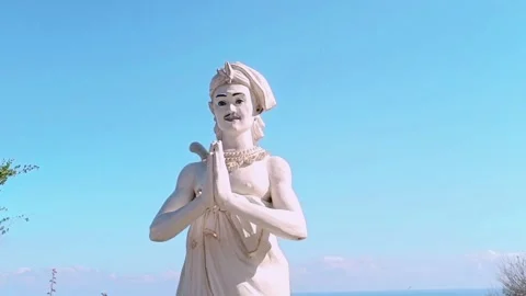 Statue marking the arrival of tourist guests on the Melasti beach in Bali Stock Footage 243625539