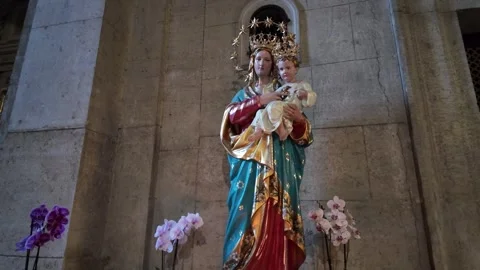 Statue of Mary Queen with Jesus Vídeos de archivo 326504448