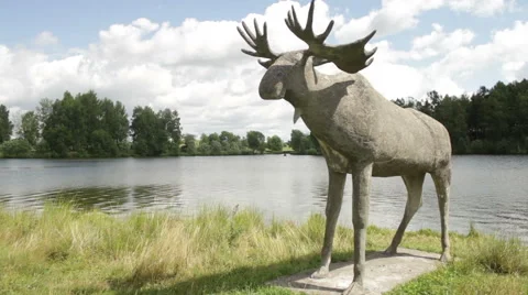 Statue of a moose at the lake. Stockbeeldmateriaal 53850722