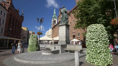 Statue of Nicholas Copernicus in Torun. Stock-Footage 65880679