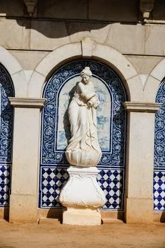 Statue in Palace of Estoi, a work of Romantic architecture Foto stock