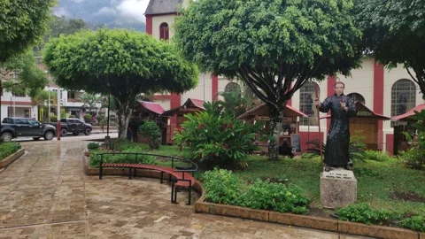 Statue of the pastor Joseph Egg in the city park of Pozuzo, Peru Vidéo 283220745