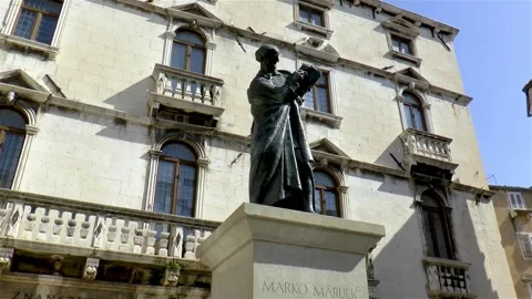 Statue of poet Marko Marulic in Split, Croatia. Vídeos de archivo 144162750