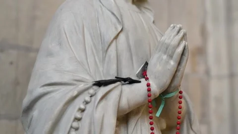 Statue of the praying virgin Mary Stock Footage 151558276