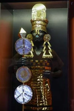 Statue presenting ancient Peruvian Lord wearing gold ornaments Foto stock