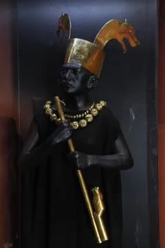 Statue presenting ancient Peruvian Lord wearing gold ornaments Foto stock