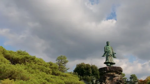 Statue of Prince Yamato Takeru surrounded by pine trees in Kenrokuen Garden Vídeos de archivo 331925241