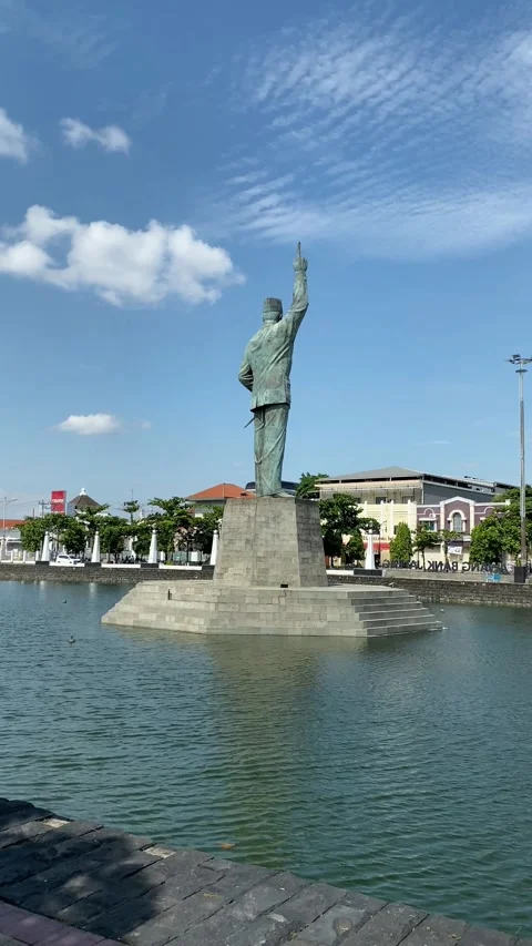 A statue put in middle of dam. Stock Footage 327253704