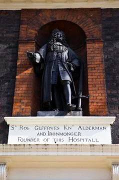 The Statue of Robert Geffryes on the facade of the Geffrye Museum Stock Photos