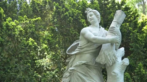 Statue of a roman slave in the park 库存影片 133201822