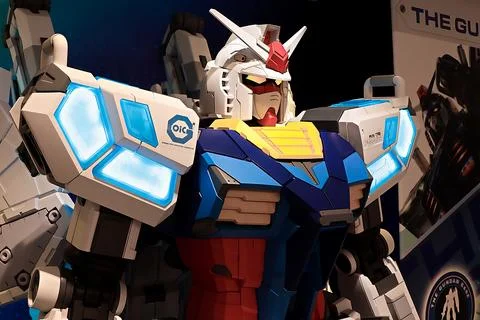 Statue of RX-78F00E with GLRSS FEATHER UNIT at the GUNDAM BASE Фото